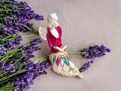 Aniołek Loretta - fiolet -  15 cm figurka dekoracyjna gipsowa