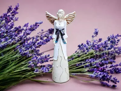 Anioł Lily - biały z granatem -  35 x 15 cm figurka dekoracyjna gipsowa