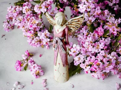 Anioł Lily - różowy -  35 x 15 cm figurka dekoracyjna gipsowa