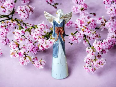 Anioł Lily - szary z brązem -  35 x 15 cm figurka dekoracyjna gipsowa