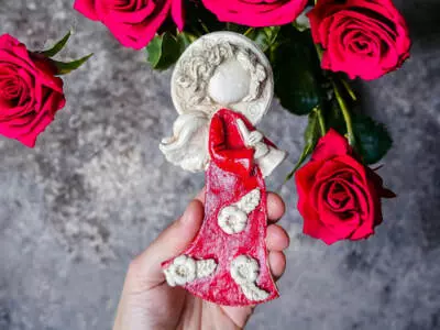 Liolinka z fletem - czerwony -  16 x 7 cm figurka dekoracyjna gipsowa