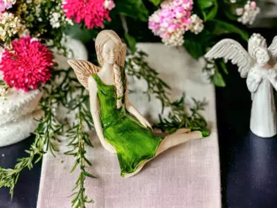 Aniołek Matilda  - zielony -  15 cm figurka dekoracyjna gipsowa
