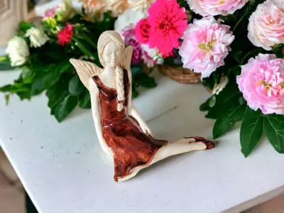 Aniołek Matilda - brązowy -  15 cm figurka dekoracyjna gipsowa