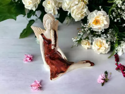 Aniołek Matilda - brązowy -  15 cm figurka dekoracyjna gipsowa