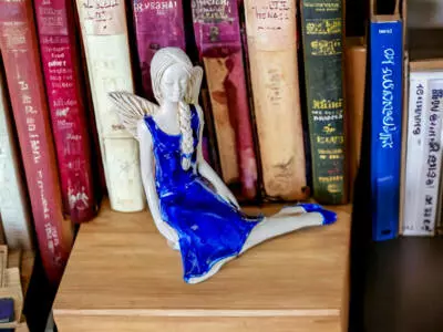 Aniołek Matilda - granat -  15 cm figurka dekoracyjna gipsowa