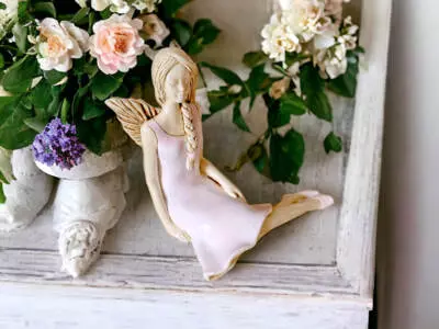 Aniołek Matilda - różowy pastelowy -  15 cm figurka dekoracyjna gipsowa