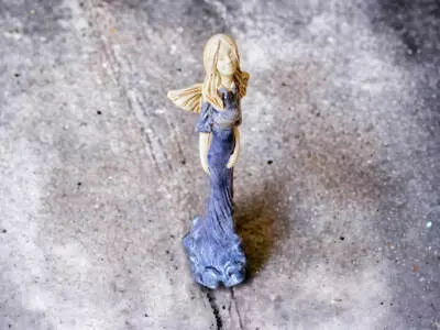Anioł Margaret - jasny granat -  32 cm figurka dekoracyjna gipsowa