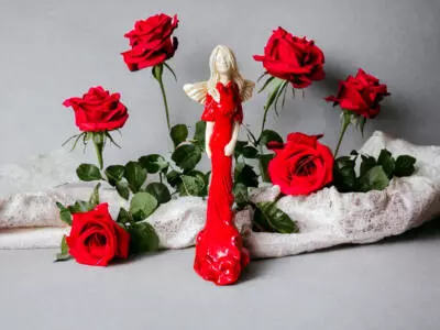 Anioł Margaret - czerwony -  32 cm figurka dekoracyjna gipsowa