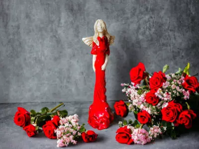 Anioł Margaret - czerwony -  32 cm figurka dekoracyjna gipsowa