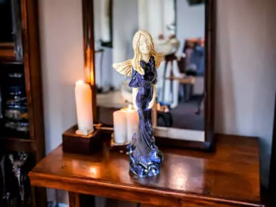 Anioł Margaret - ciemny granat -  32 cm figurka dekoracyjna gipsowa