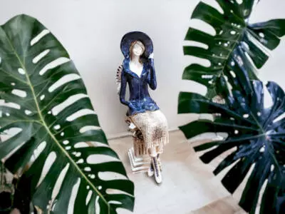 Aniołek Megan - granat -  20 x 9 cm figurka dekoracyjna gipsowa