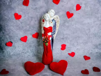 Miłujące Anioły - czerwono szare -  37 x 12 cm figurka dekoracyjna gipsowa