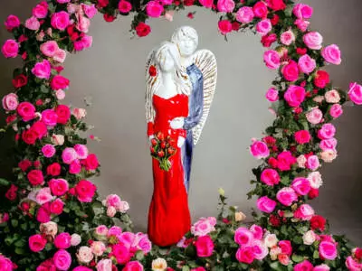 Miłujące Anioły - czerwono szare -  37 x 12 cm figurka dekoracyjna gipsowa