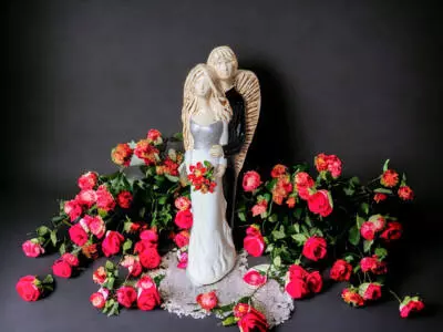 Miłujące Anioły - biało czarne -  37 x 12 cm figurka dekoracyjna gipsowa