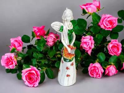 Anioł Sunday Rose - zielony -  32 x 15 cm figurka dekoracyjna gipsowa