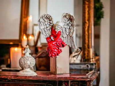 Anioł Pokory - czerwony lewy -  15 x 11.5 cm figurka dekoracyjna gipsowa