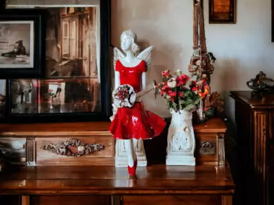 Aniołek Pauline - czerwony -  20 x 9 cm figurka dekoracyjna gipsowa