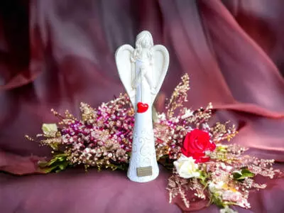 Anioł z Sercem - biały -  35 x 15 cm figurka dekoracyjna gipsowa