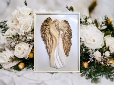 Zakochane Anioły + ramka - wiszące biało beżowe -  35 x 21 cm figurka dekoracyjna gipsowa