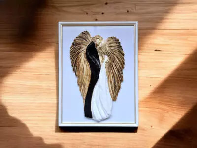Zakochane Anioły + ramka - wiszące biało czarne -  35 x 21 cm figurka dekoracyjna gipsowa