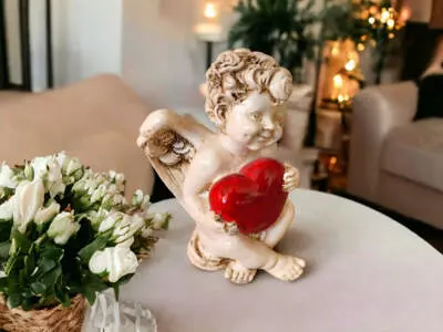 Aniołek Amorek - beżowy -  figurka dekoracyjna gipsowa