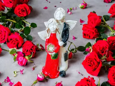 Anioł Allen & Alice - czerwony -  25 x 14 cm figurka dekoracyjna gipsowa