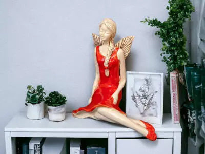 Aniołek Matilda  - pomarańcz ciemny -  15 cm figurka dekoracyjna gipsowa