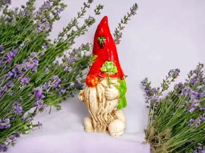 Skrzat Szczęściarz - czerwony zielony -  10 x 5 cm figurka dekoracyjna gipsowa