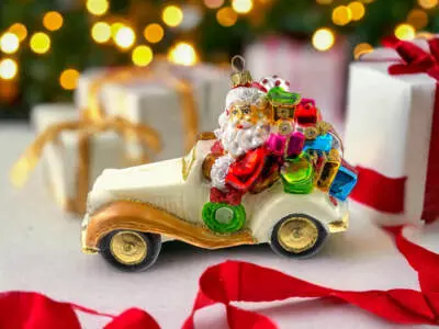 Mikołaj w samochodzie - dekoracja kształtka -  16 x 10 cm bombka choinkowa szklana