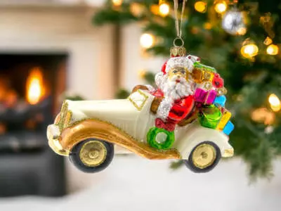 Mikołaj w samochodzie - dekoracja kształtka -  16 x 10 cm bombka choinkowa szklana
