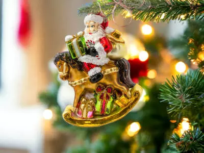 Mikołaj na koniku - dekoracja kształtka -  14 x 9 cm bombka choinkowa szklana