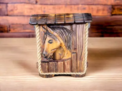Koń rzeźbiony w zagrodzie na desce -  ozdoba z drewna