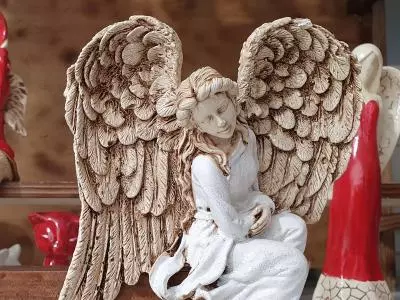 Anioł Pokory - biały prawy -  15 x 11.5 cm figurka dekoracyjna gipsowa