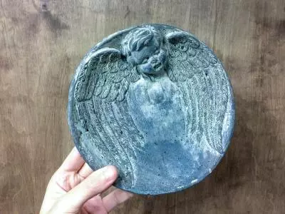 Misa taca ozdoba z aniołem - mała -  figurka dekoracyjna gipsowa