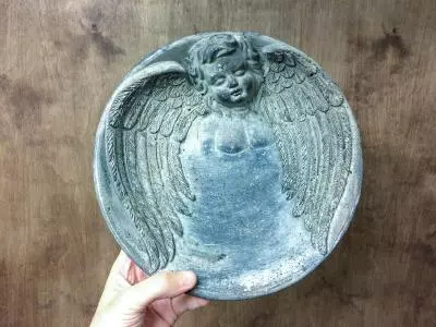 Misa taca ozdoba z aniołem - duża -  figurka dekoracyjna gipsowa