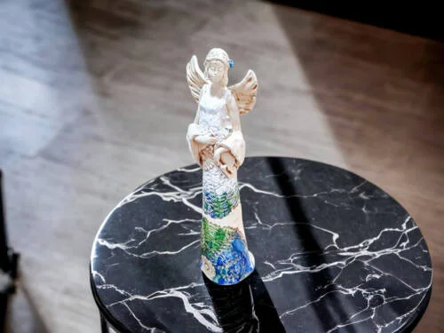 Anioł Frances - biały niebieski zielony -  30 x 14 cm figurka dekoracyjna gipsowa