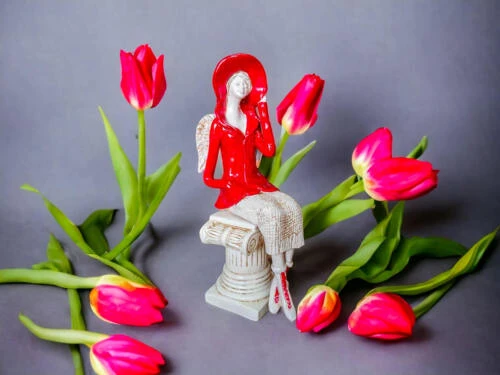 Aniołek Megan - czerwony -  20 x 9 cm figurka dekoracyjna gipsowa