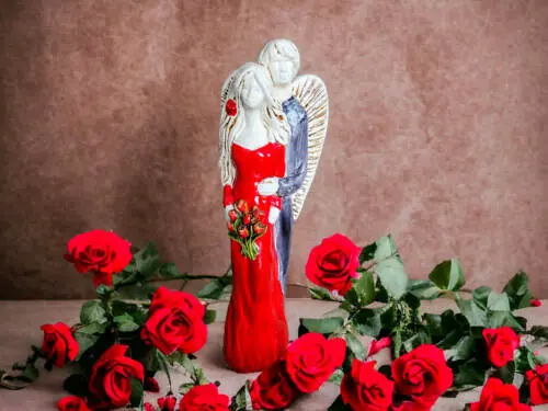 Miłujące Anioły - czerwono szare -  37 x 12 cm figurka dekoracyjna gipsowa
