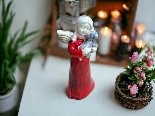 Aniołek z pieskiem - czerwony -  22 x 9 cm figurka dekoracyjna gipsowa