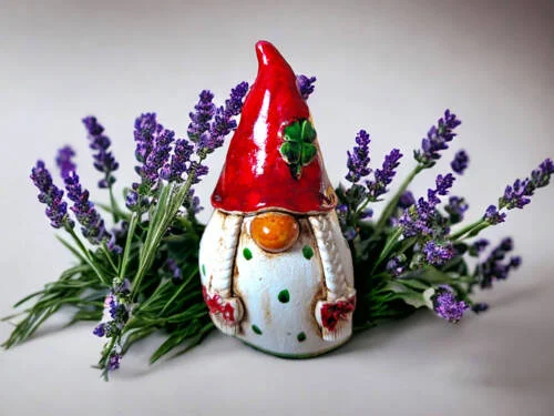 Skrzat Smakosz - czerwony beżowy -  figurka dekoracyjna gipsowa 5 x 5 cm