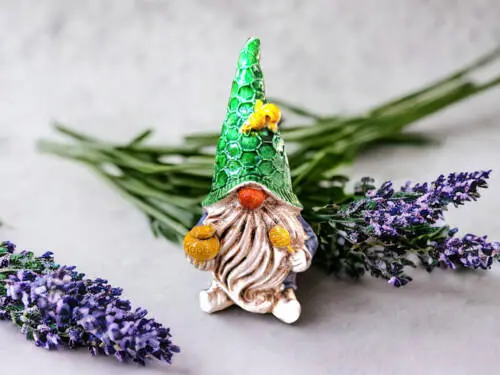 Skrzat Pszczelarz - zielony szary -  figurka dekoracyjna gipsowa 5 x 5 cm