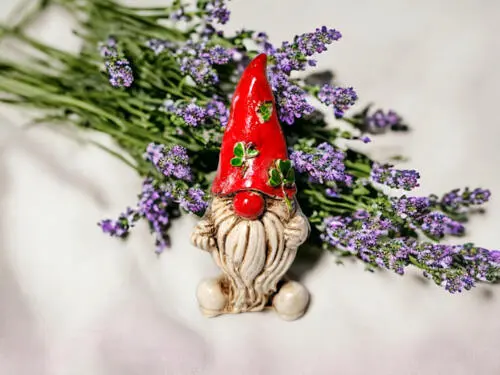 Skrzat Szczęściarz - czerwony szary -  figurka dekoracyjna gipsowa 5 x 5 cm