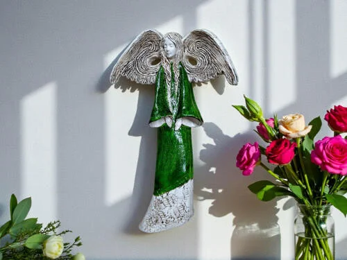 Anioł Clara - zielona -  40 x 28 cm figurka dekoracyjna gipsowa