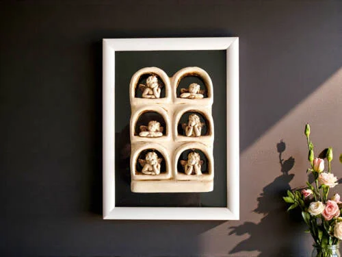 Aniołki w okienku małe + ramka  -  13.5 x 9.5 cm figurka dekoracyjna gipsowa