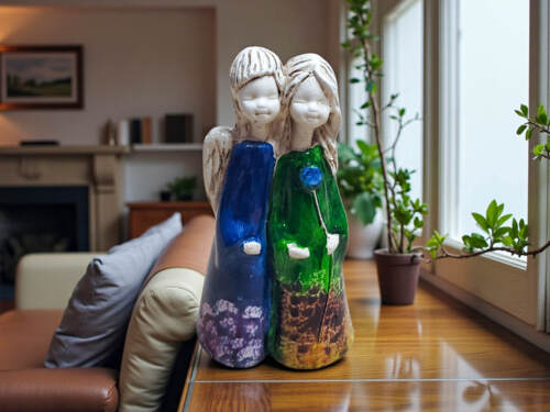 Anioł Apple & Ella - granat zielony -  18 x 10 cm figurka dekoracyjna gipsowa