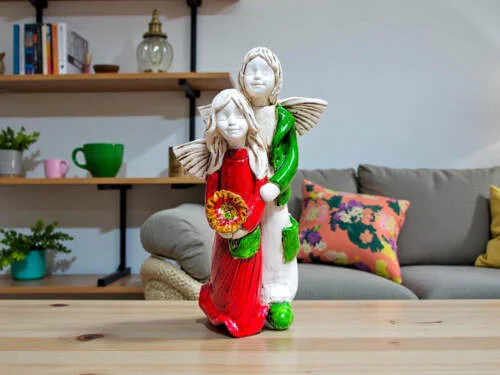 Anioł Allen & Alice - czerwony zielony -  25 x 14 cm figurka dekoracyjna gipsowa