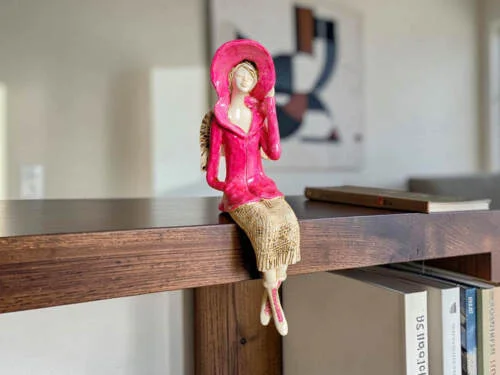 Aniołek Megan - ciemny róż -  20 x 9 cm figurka dekoracyjna gipsowa