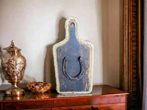 Podkowa szczęścia na desce do powieszenia -  ozdoba z drewna