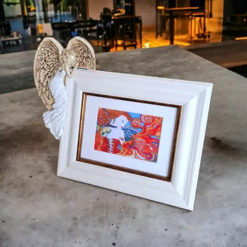 Andrea + Ramka - biała lewa -  26 x 22 cm figurka dekoracyjna gipsowa