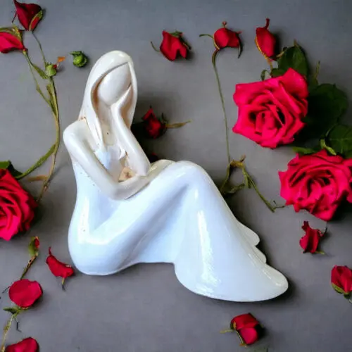 Anioł Rozmarzona Emily - biały -  22 x 9 cm figurka dekoracyjna gipsowa